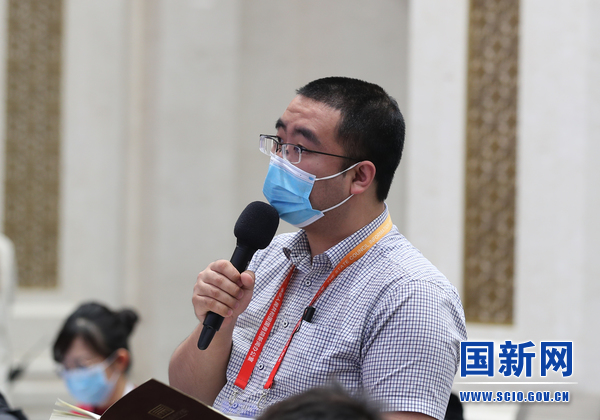 3澎湃新聞?dòng)浾咛釂枺ㄐ煜?攝）.jpg