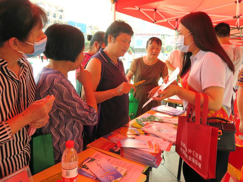 互聯(lián)網(wǎng)—賀州支局—國家外匯管理局賀州市中心支局開展掃黑除惡專項斗爭集中宣傳活動—20200628.jpg